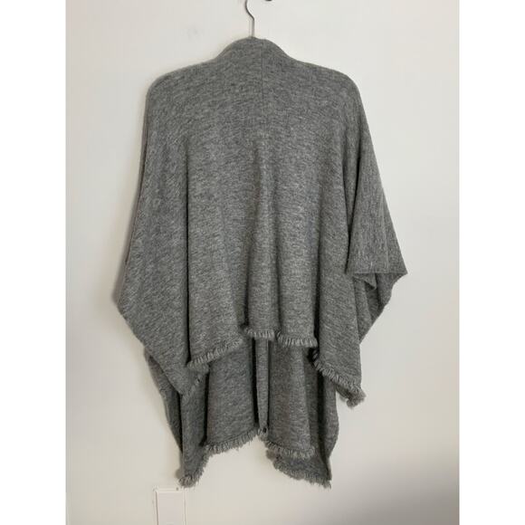 Beryll‎ Cashmere Serape | Light Gray Oversized Blanket Scarf With Stretch - Picture 7 of 7